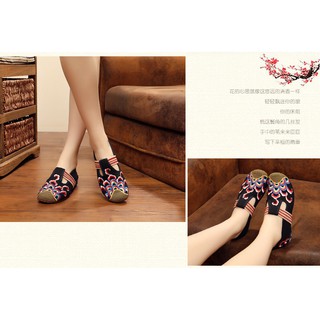 ภาพหน้าปกสินค้าจีนวินเทจสตรีแบนปักปักรองเท้าผ้าใบรองเท้าสีดำ ที่เกี่ยวข้อง