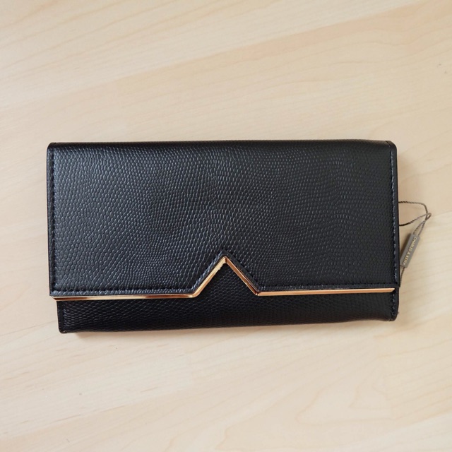 charles-amp-keith-triangle-cut-out-wallet-ส่งฟรีems