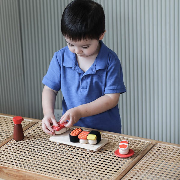 ของเล่นไม้-plantoys-ของเล่นอาหารญี่ปุ่น-ชุดซูชิ-เครื่องครัว-แปลนทอยส์-sushi-set-2ปี