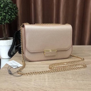 CHARLES &amp; KEITH PUSH-LOCK CHAIN SLING BAG (outlet) สีแชมเปญ