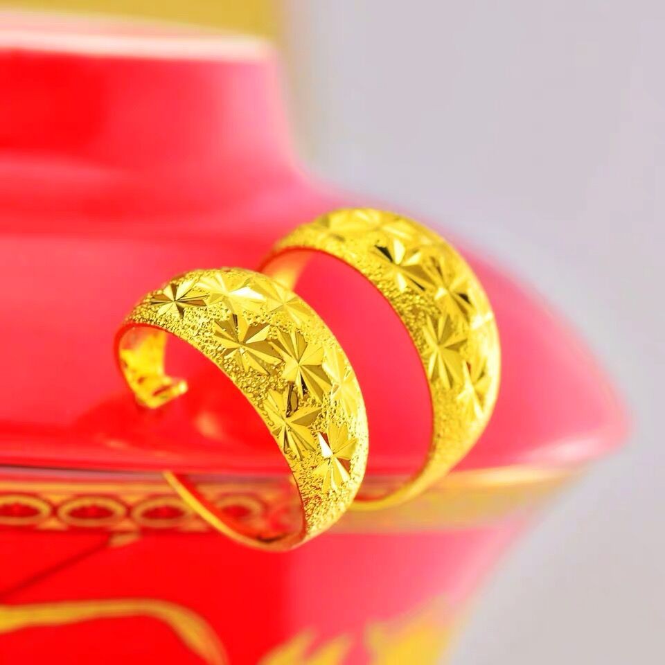 ภาพหน้าปกสินค้าลด 50%  แหวนทอง 2 ชิ้น แหวนทองชุบ ปรับขนาดเท่ากับนิ้วได้ ลายเดียวกับร้านทอง แหวนแต่งงาน แหวนคู่ A16