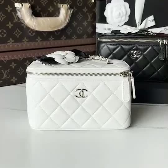 chanel-vanity-camellia-strap-bag-งานดีที่สุดเทียบเท่าแท้คุณภาพดีสุดทำจากหนังแกะ-ที่มีดอกคามีเลียเป็นซิกเนเจอร์