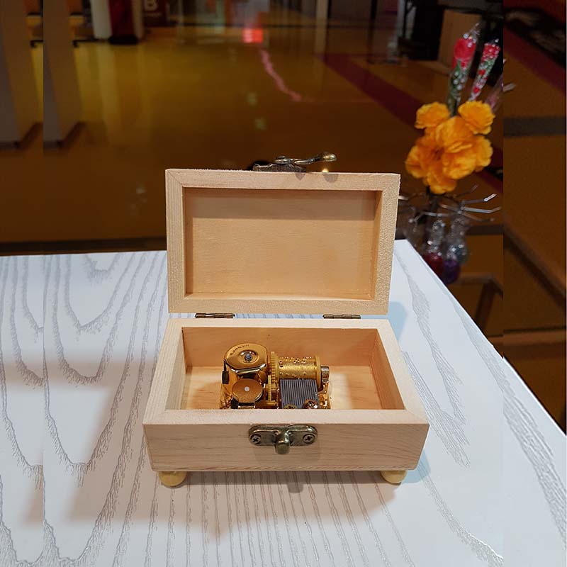 กล่องดนตรีไขลาน-sankyo-ในกล่องไม้สนขนาดเล็ก-เครื่องดนตรีสีทอง