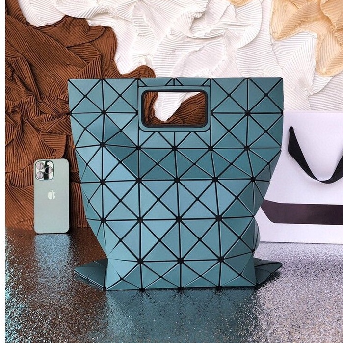 issey-miyake-baobao-miyake-กระเป๋าโท้ทพับเนื้อด้าน-กระเป๋าสะพาย