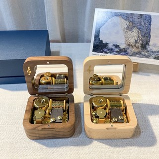 ภาพหน้าปกสินค้ากล่องดนตรีไม้ ตัวเครื่องสีทองของแบรนด์ Sankyo จากญี่ปุ่น ที่เกี่ยวข้อง