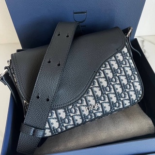 กระเป๋า#dior SADDLE MESSENGER BAG     รุ่นสุดฮิตของดิออร์มาเเล้วจะงานสวยมากพร้อมอุปกรณ์ครบชุด
