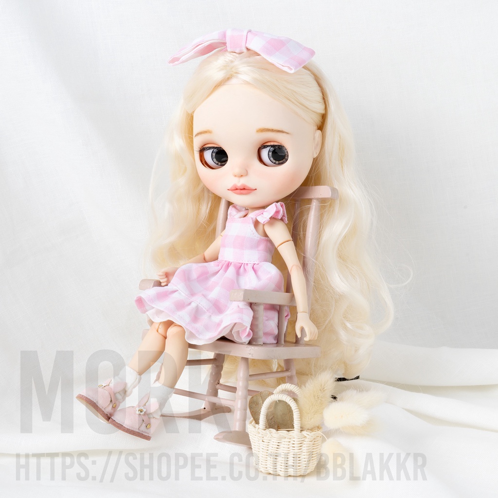 blythe-ชุดตุ๊กตา-บลายธ์-ชุดสายเดี่ยว-ลายสก๊อตสีชมพู-และโบว์คาดผม-บลายธ์-ชุดตุ๊กตา