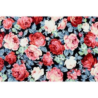[SALE] ผ้าเมตร ผ้าคอตตอน ผ้าฝ้ายแท้ 100% ลายดอกไม้ กุหลาบแดงชมพู ใบสีน้ำเงิน สไตล์ Classic บนพื้นสีดำ [PFQ641]
