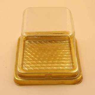 กล่องเบอเกอรี่ เค้กมินิ บราวนี่ ฐานสีทอง ฝาสูง ขนาด 10*10 *8 cm (Z04)