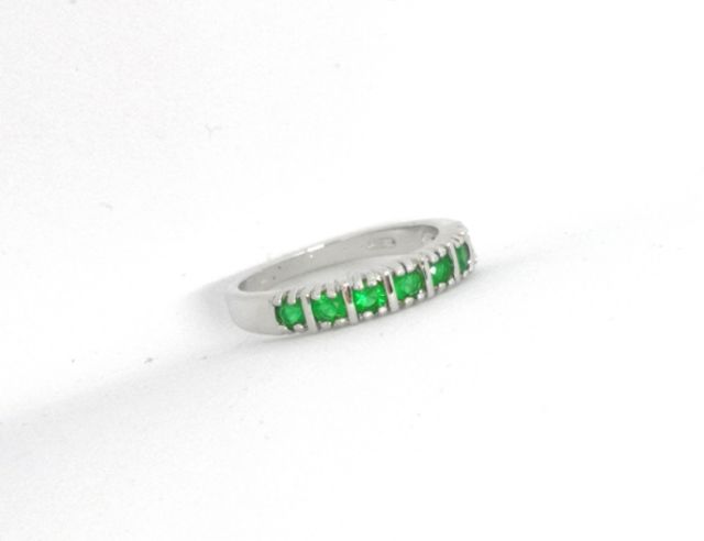 แหวนหุ้มทองคำขาวประดับเพชร-cz-สีเขียวมรกตสวยหรู