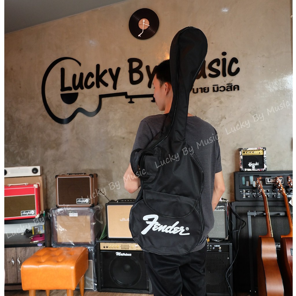 ภาพสินค้ากระเป๋ากีต้าร์ไฟฟ้า Fender กระเป๋าผ้า สีดำ มีสายสะพายหลังแบบเป้ ปรับความยาวสายได้ แถมฟรี ปิ๊กกีต้าร์ 2 อัน จากร้าน drummdee บน Shopee ภาพที่ 1