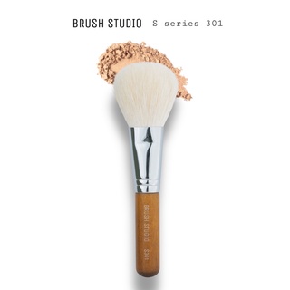 ภาพหน้าปกสินค้าBRUSH STUDIO S series 301 : แปรงแป้งเอนกประสงค์ พุ่มใหญ่ ที่เกี่ยวข้อง