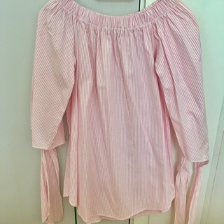 เสื้อปาดไหล่ แขนผูกเป็นโบว์ สีชมพู มีตำหนิตรงแขนค่ะ