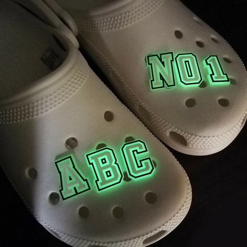 เกี่ยวกับสินค้า จดหมายเรืองแสงในที่มืด น่ารัก สําหรับ Croc Shoe Charms Luminous Jibitz Letters Jibits Crocks สําหรับผู้ชาย ตกแต่งรองเท้า