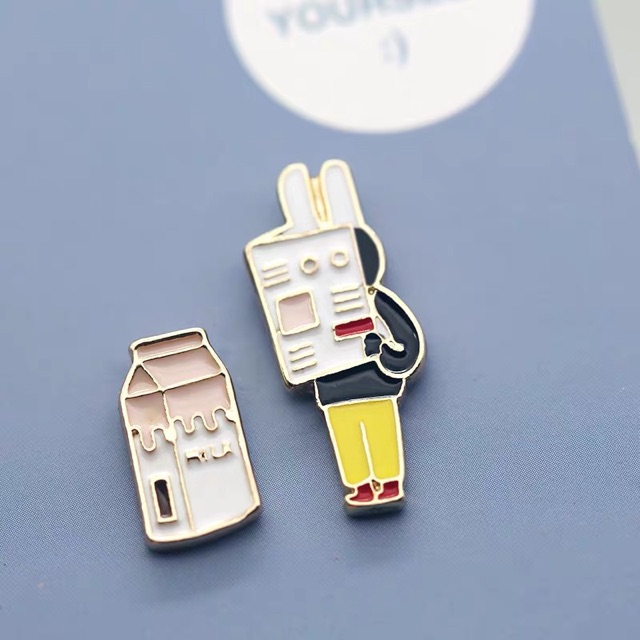 พร้อมส่ง-เซียวจ้าน-xiaozhan-pin-เข็มกลัด-กระต่ายอ่านหนังสือพิมพ์