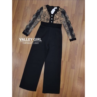 VALLEY GIRL จั๊มสูทกางเกงขายาว ด้านบนดีเทลแน่นๆเรยค่า ผ้ามีวิ้งๆในตัว แต่งกะดุม ขอบเอวลุกไม้ อกเสริมฟองน้ำ ทรงแขนคือสวย