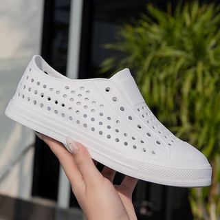 พร้อมส่ง รองเท้าแตะลําลอง Crocs พื้นนิ่ม ระบายอากาศ กันน้ํา กันลื่น เหมาะกับเดินชายหาด แฟชั่นฤดูร้อน สําหรับผู้ชาย และผู้หญิง