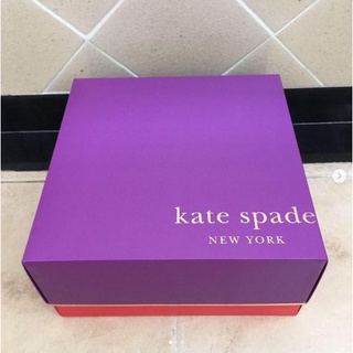 กล่อง แบรนด์ KATE SPADE ของแท้ ใบใหญ่ มาจาก shop เลื่อนดูภาพเพิ่มเติมได้เลย มีลายของแบรนด์ สวยมากๆ แนะนำเลย