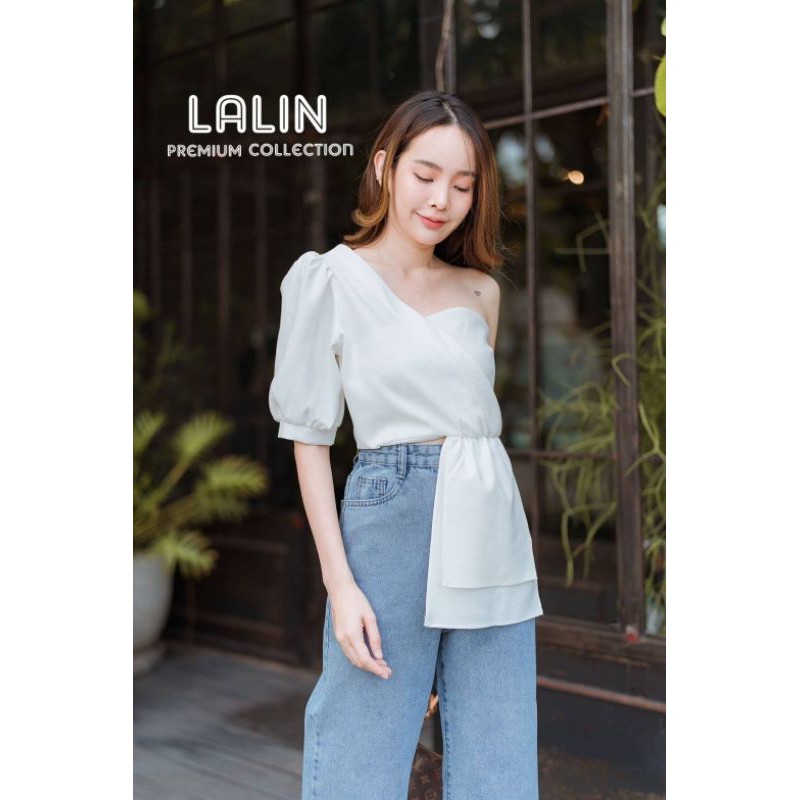 lalin-ลลิล-set-เสื้อบ่าเดี่ยวแขนพอง-สีขาว-ใส่แมทกับกางเกงยีนส์ทรงกระบอก