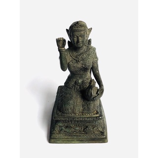 นางกรัวรูปหญิงนั่งกวักมือสำหรับบูชา โดยเชื่อว่าจะเรียกโชคลาภมาหาผู้เป็นเจ้าของ หรือมีโชคด้านค้าขายหน้าตัก5นิ้ว