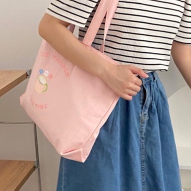 ทักแชทสอบถามสต๊อคก่อนกดสั่งซื้อ-take-time-tote-bag-กระเป๋าสีตัดกันแบบน่ารักเอาใจสายหวาน-ลายปักถ้วยดอกไม้