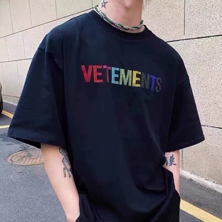 [S-5XL]Vetements เสื้อยืดแขนสั้น ทรงหลวม พิมพ์ลายตัวอักษร สีรุ้ง