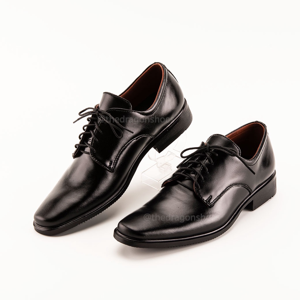 ภาพหน้าปกสินค้าThe dragon shoes รองเท้าคัทชูหนังวัวแท้100% หัวตัดผูกเชือก สีดำขัดมัน คัทชูผู้ชายหนังวัวแท้สำหรับใส่ทำงาน