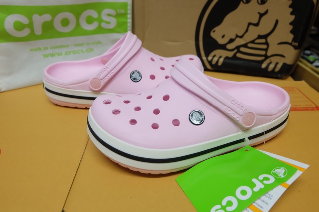 รองเท้า-crocs-สีชมพู-สวยหวาน-เริ่ดๆเชิดๆ-เพิ่มตัวติดแบบไหนก้อแป๊ะ