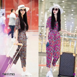 ภาพหน้าปกสินค้าTW11793 จั้มสูทปกสูทขายาว ลายกราฟฟิก +เข็มขัด Long sleeve jumpsuit with graphic print + beltLong sleeve jumpsuit with gr ที่เกี่ยวข้อง