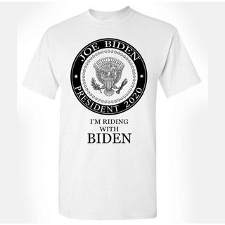 เสื้อยืดสีขาว - ผู้ชายเสื้อยืดขนาดใหญ่โจไบเดนประธาน IM Riding with Biden