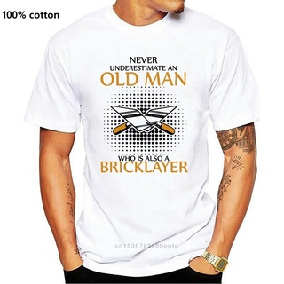 เสื้อยืดผ้าฝ้ายพิมพ์ลายขายดี เสื้อยืดผ้าฝ้าย คอกลม พิมพ์ลาย Bricklayer Never Underestimate Old Man Who สําหรับผู้ชาย