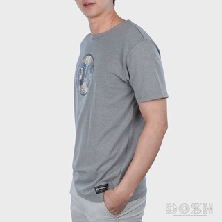 Cool69 เสื้อ ผู้ชาย สไตล์ เกาหลี เสื้อผู้ชายเท่ๆ DOSH:MENST-SHIRTเสื้อยืด คอกลม แขนสั้น ผู้ชาย สีเทา ลิขสิทธิ์พิมพ์ลาย