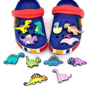 Jibitz Pin Dino ไดโนเสาร์น่ารัก สีสดใส จี้รองเท้าจูราสสิก Croc Jibbits Charm Jibits Crocks สําหรับเด็ก ตกแต่งรองเท้า
