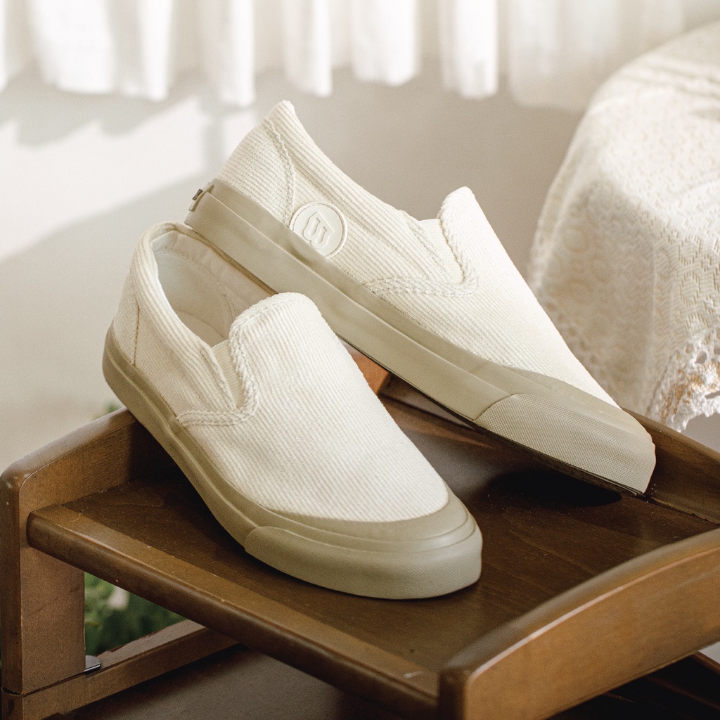 ภาพหน้าปกสินค้าBIKK - รองเท้าผ้าใบ รุ่น "Grow" Vanilla Size 36-45 Corduroy Slip-On Sneakers / รองเท้าผู้หญิง / รองเท้าผู้ชาย / รองเท้า