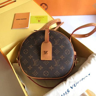 กระเป๋าสะพาย​ข้าง​ Louis​ Vuitton​