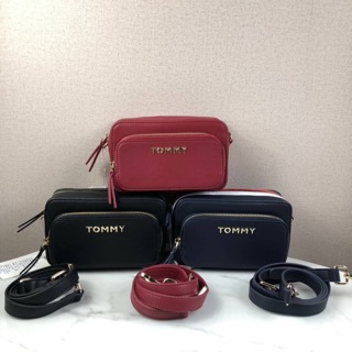 กระเป๋าสะพาย TOMMY HILFIGER ด้านหน้ามีช่องซิป 1 ช่อง ด้านบนเปิด - ปิดด้วยซิป ด้านในโล่งและมีช่องใส่บัตร 4 ช่อง