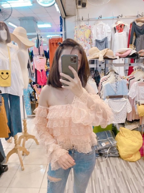 เสื้อปาดไหล่ต่อแขนยาวลูกไม้ชั้นๆ