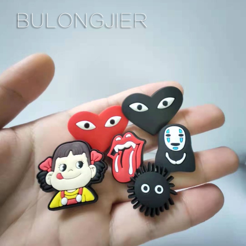 ภาพหน้าปกสินค้าพร้อมส่ง กระดุมติดรองเท้า Crocs Jibbitz Pins หลากสีสัน DIY จากร้าน bulongjier.th บน Shopee