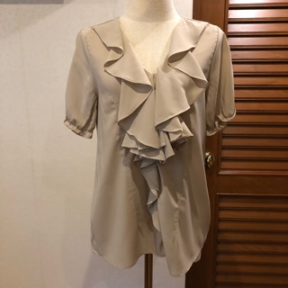 Gil blouse size S used ใส่ครั้งเดียว อกได้ถึง 34-35 นิ้ว แต่งระบายสวยงาม ผ้าดีงาม งานแบรนด์ห้างค่ะ งานดีผ้าดี ไฮโซค่ะ