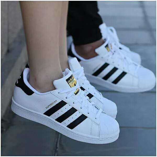 ภาพหน้าปกสินค้าแท้ Adidas Superstar % แถบดำป้ายทอง รองเท้ากีฬาสบาย ๆรับประกันการจัดส่ง48ชั่วโมง จากร้าน chen0788 บน Shopee