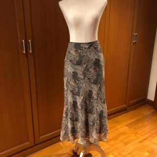 Saja Brand Skirt ใหม่ ซักเก็บ ซื้อจากเมืองนอก ไซส์ S ผ้า silk ค่ะ