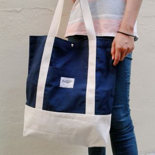 ภาพหน้าปกสินค้าTote​ Bag​ กระเป๋า​ผ้า​แคน​วาส​ (ทู​โทน)​ สีกรม/ ก้นขาว​ และ​ ตัวขาว​/ก้นกรม ที่เกี่ยวข้อง