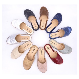 ภาพหน้าปกสินค้าSaramanda รุ่น 202025 รองเท้าแตะผู้หญิง แบบสวม หนังแกะ มี 8 สี ที่เกี่ยวข้อง