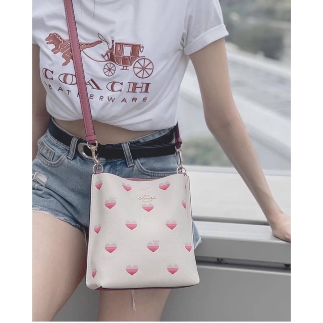 สด-ผ่อน-กระเป๋า-8-5-นิ้ว-สีขาวลายหัวใจ-coach-ca249-mollie-bucket-bag-22-with-stripe-heart-print