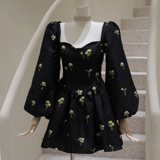 Large-size autumn dress for women in 2022, the new French style broken flowers show the trend of skinny dresses at the waist.