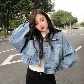 ภาพหน้าปกสินค้าพร้อมส่ง Crop top Denim Crop Jacket เสื้อยีนส์ทรงแขนใหญ่ กระดุมหลัง ที่เกี่ยวข้อง