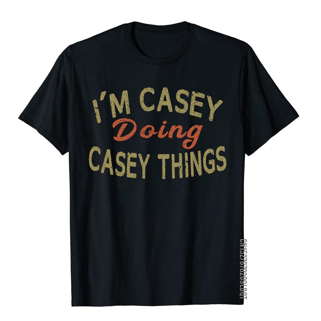 เสื้อยืด-ผ้าฝ้าย-พิมพ์ลาย-im-casey-doing-casey-things-สไตล์คลาสสิก-สําหรับผู้ชาย-ครอบครัว