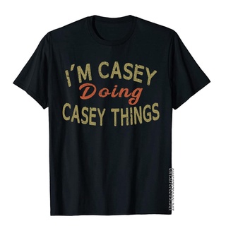 เสื้อยืด ผ้าฝ้าย พิมพ์ลาย Im CASEY DOING CASEY THINGS สไตล์คลาสสิก สําหรับผู้ชาย ครอบครัว