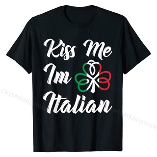 เสื้อยืดผ้าฝ้ายพรีเมี่ยม เสื้อยืดผ้าฝ้าย พิมพ์ลาย Kiss Me Im Italian St Patricks Day Italia Italy Italiano สําหรับผู้ชาย