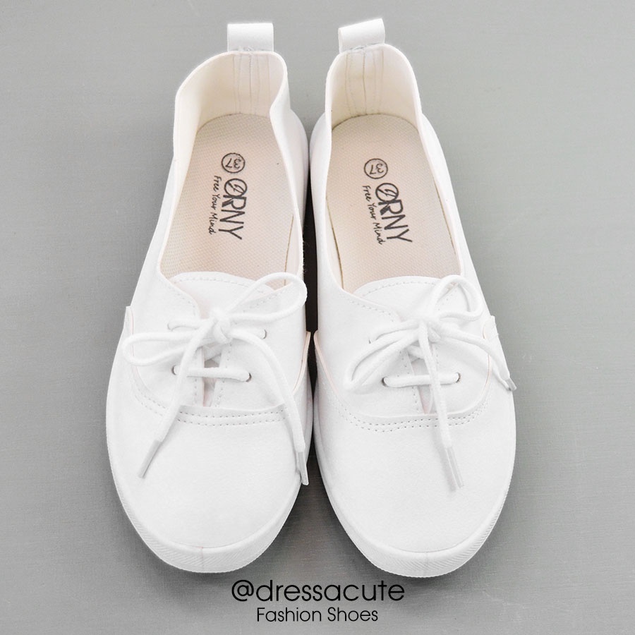 ภาพหน้าปกสินค้าOY90 ORNY(ออร์นี่)  รองเท้าผ้าใบสีขาว แบบหนังหุ้มส้น แฟชั่นผู้หญิง